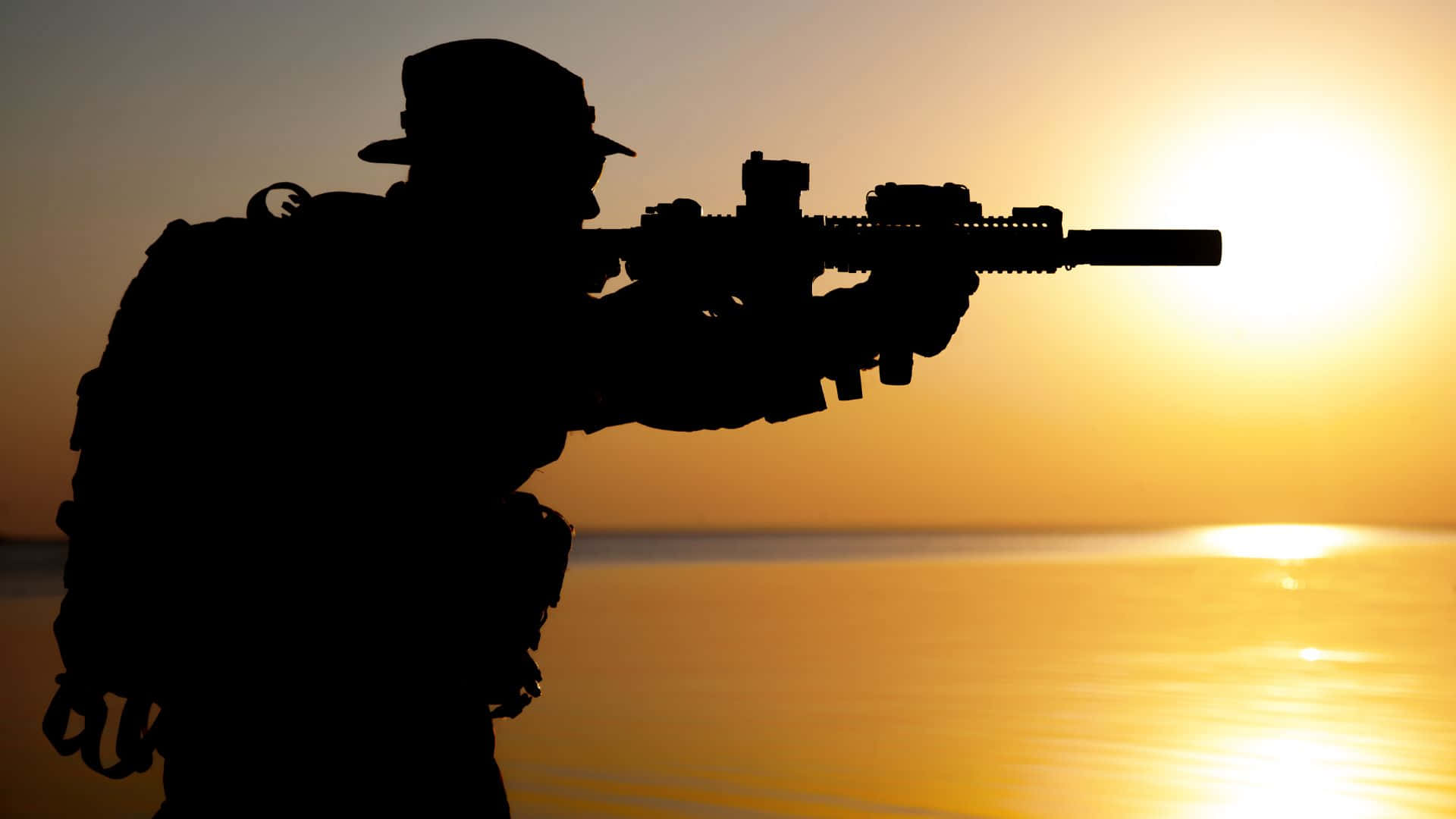 Militäroperatör Beväpnad Med Ett Automatgevär