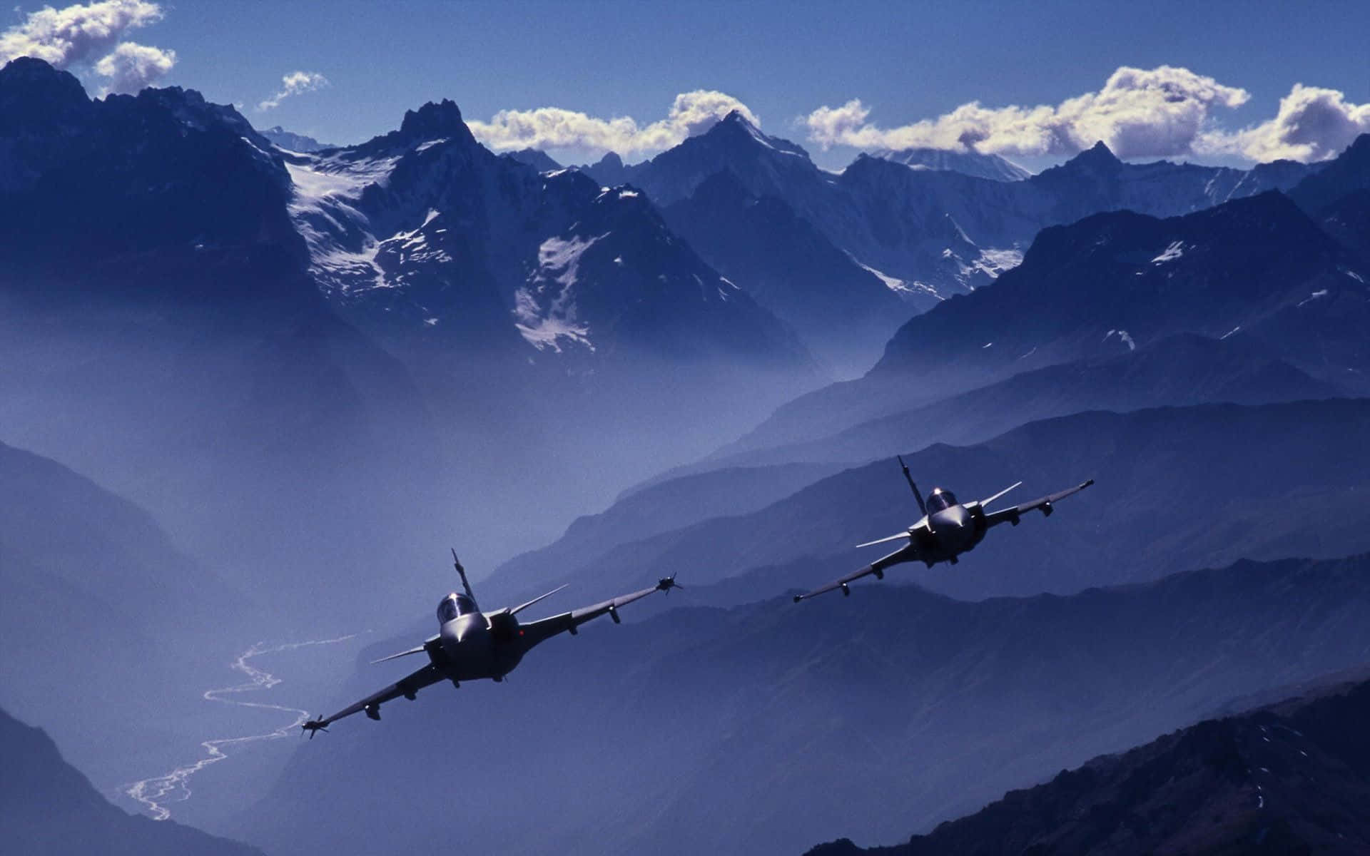 Berglandschaftmit Fliegenden Militärflugzeugen Am Desktop Wallpaper