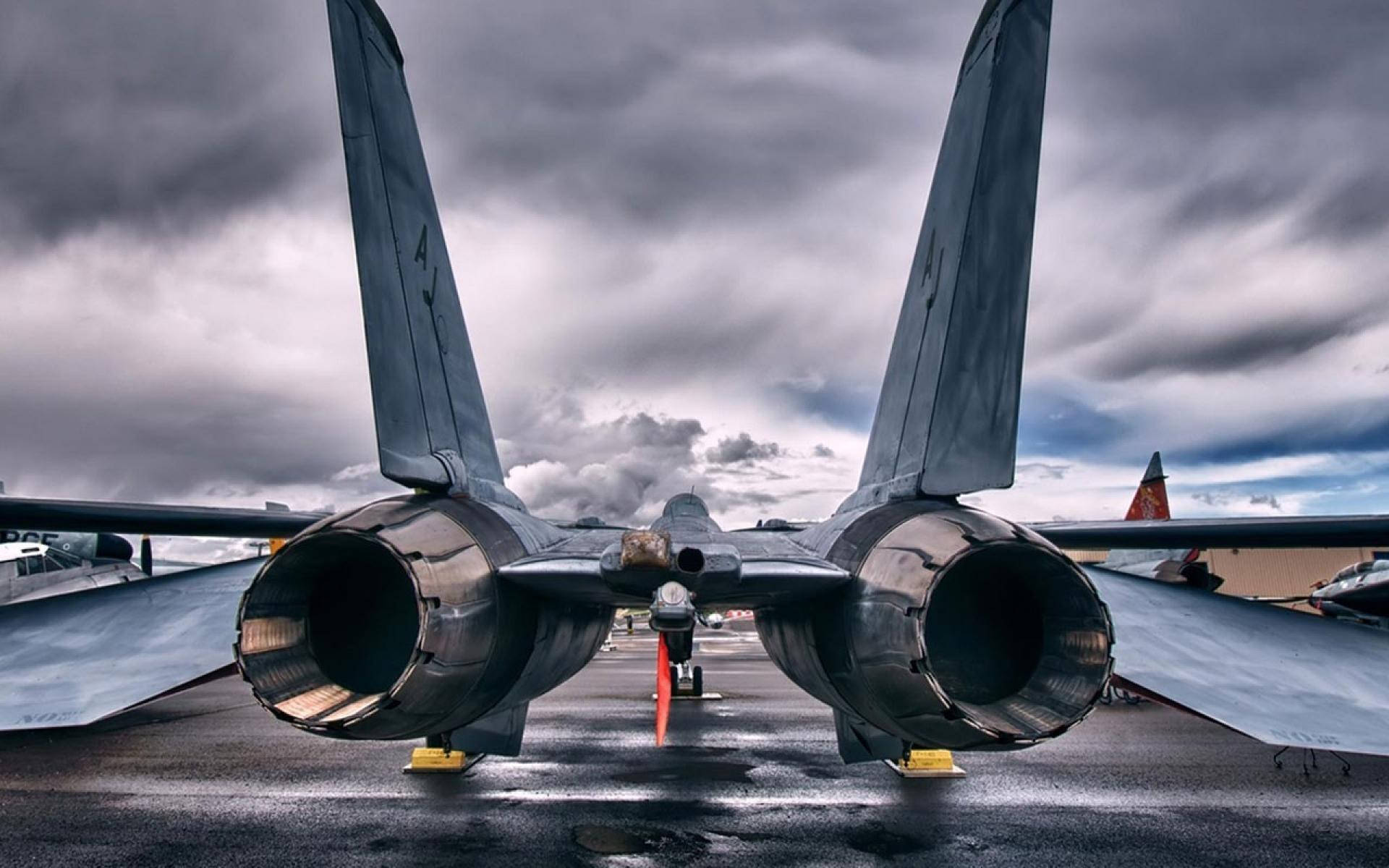 Pilotér test færdigheder med militær jets Wallpaper