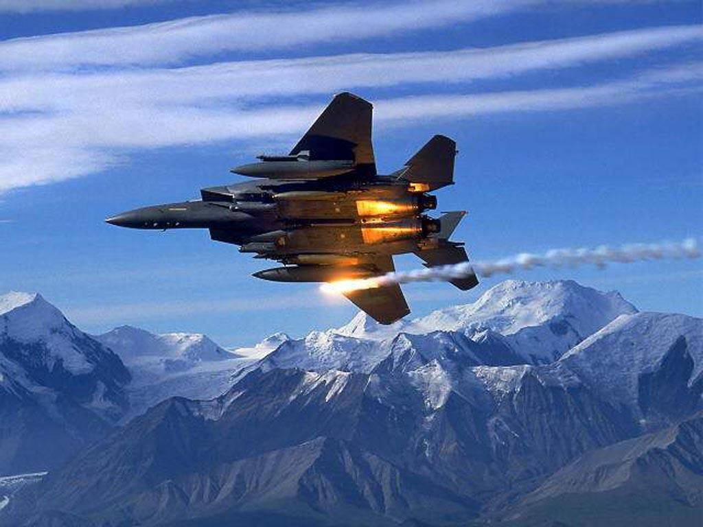 Militärischestärke: F-14, F-15, F-16 Und F/a-18 Kampfjets Fliegen In Formation. Wallpaper
