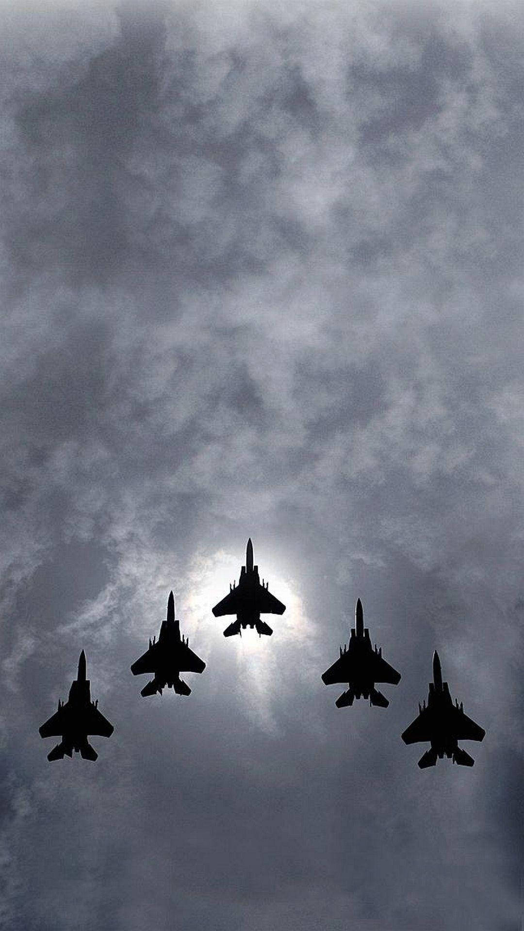 Zweif-18 Kampfflugzeuge Steigen In Den Himmel Auf. Wallpaper