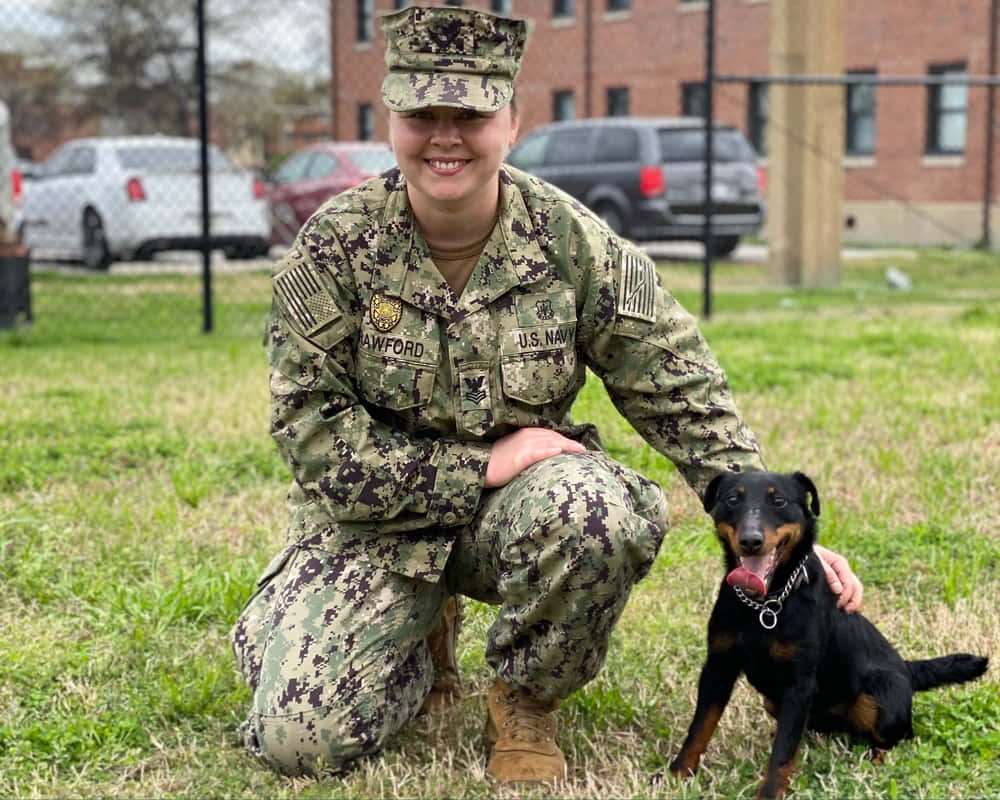 Militaire Personeel Met Hond Buiten Achtergrond