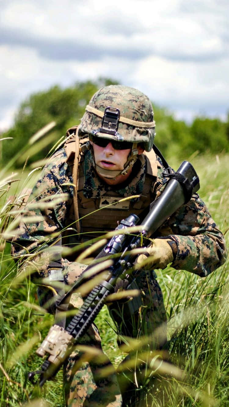 Umsoldado Em Uniforme Camuflado Está Segurando Um Rifle.