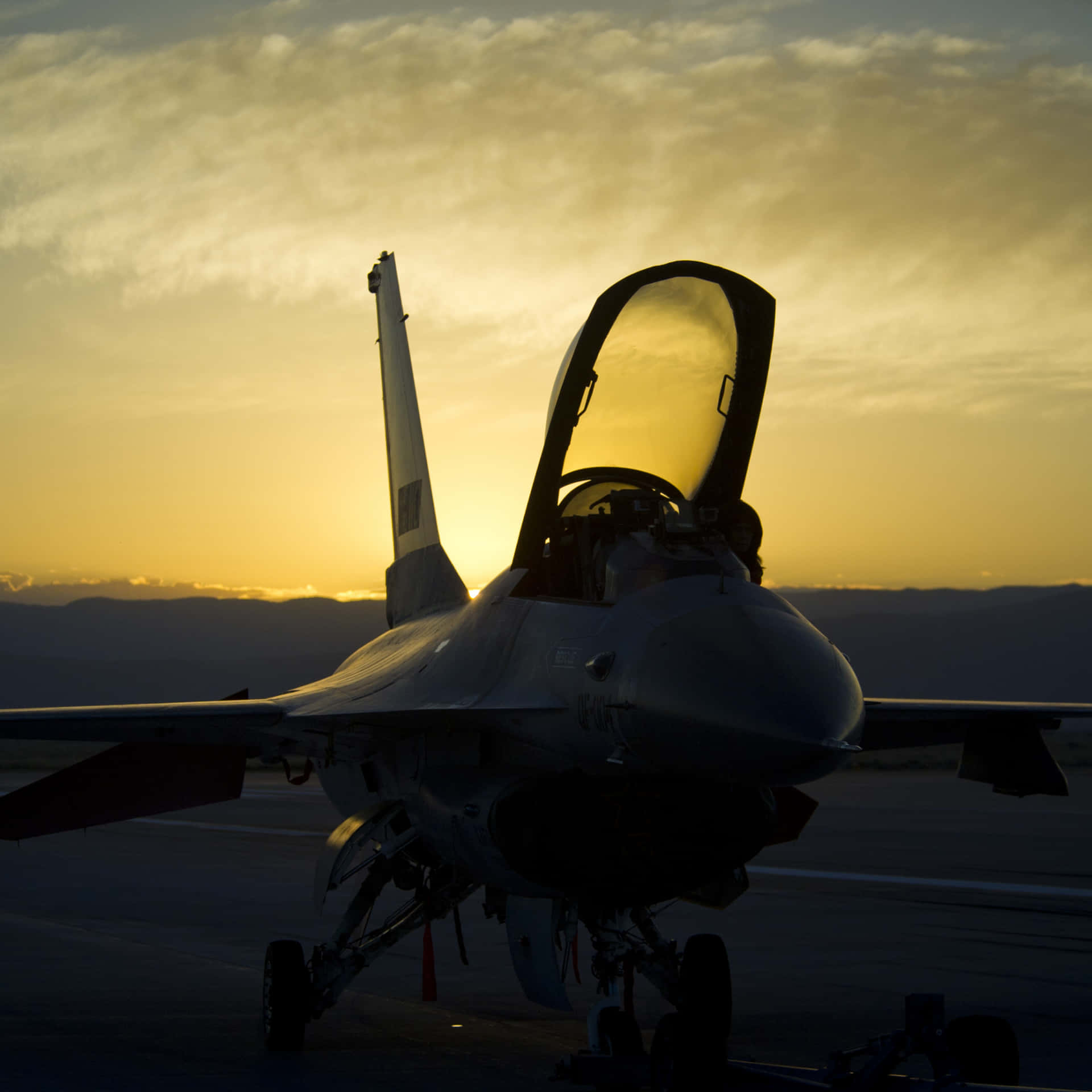 F-16 Fighting Falcon Militær Jet Strejker Over Himlen Wallpaper