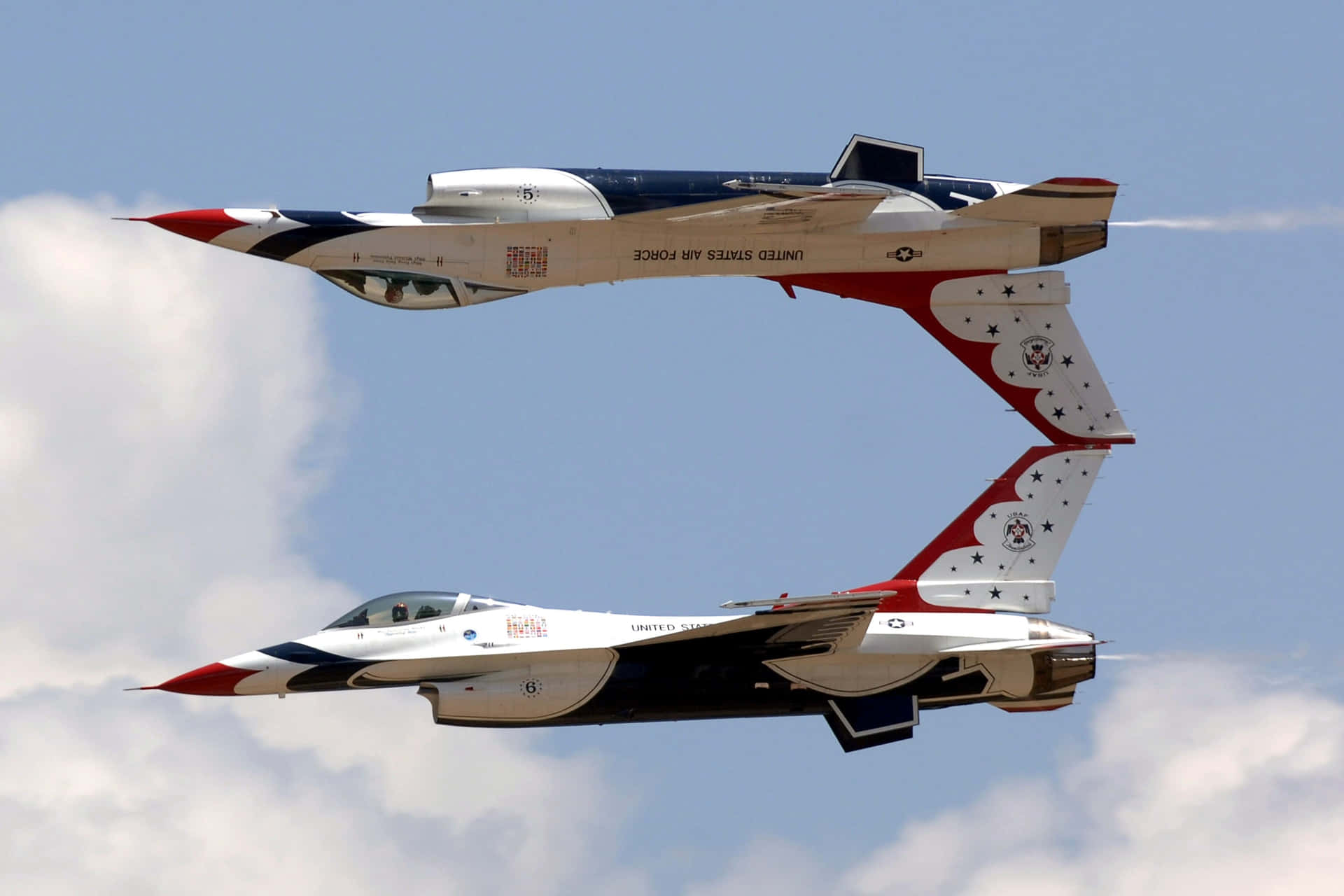 Einef-18e Super Hornet Gleitet Über Den Wolken Wallpaper