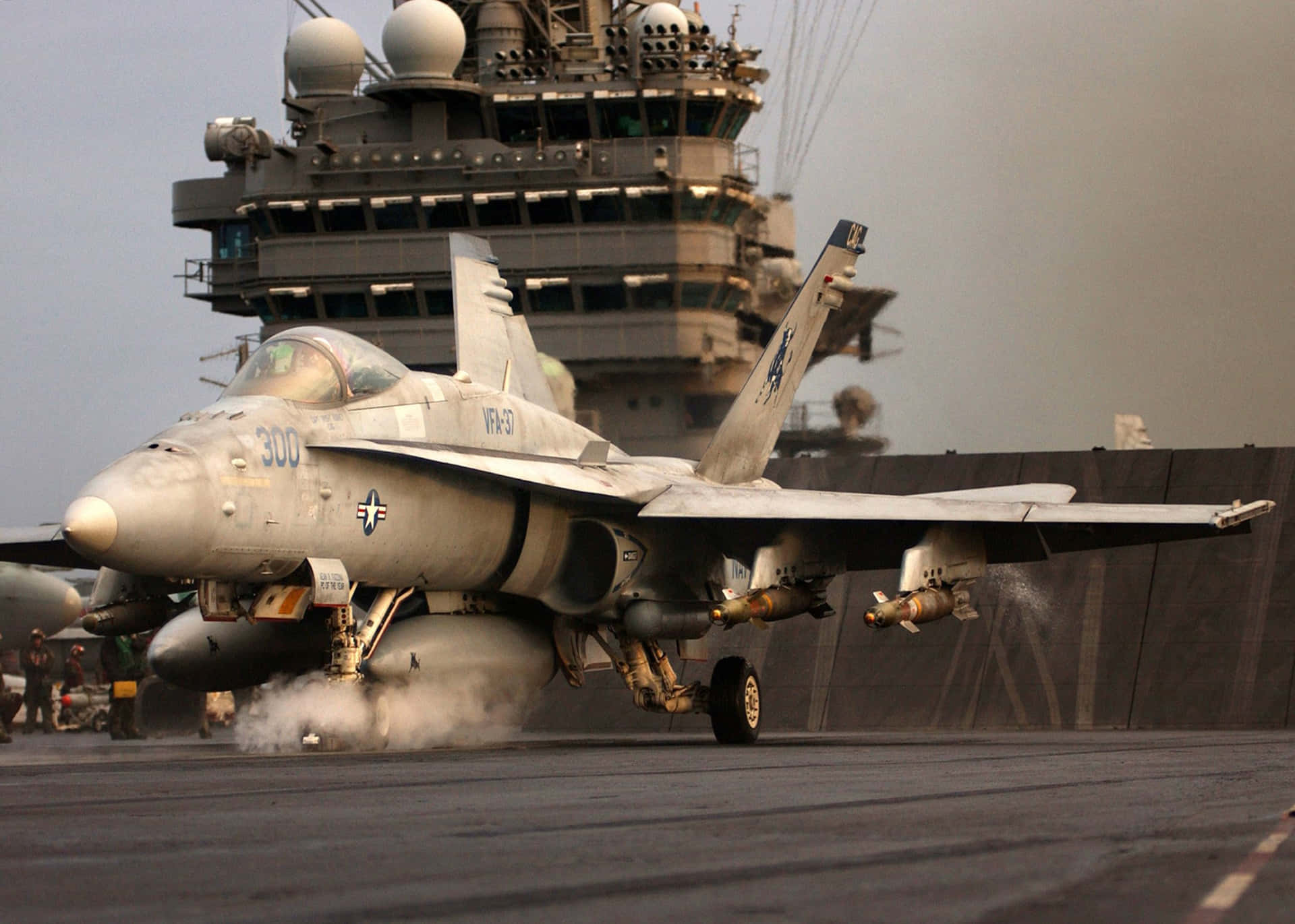 Et amerikansk luftvåben militærfly forbereder sig på at tage afsted. Wallpaper
