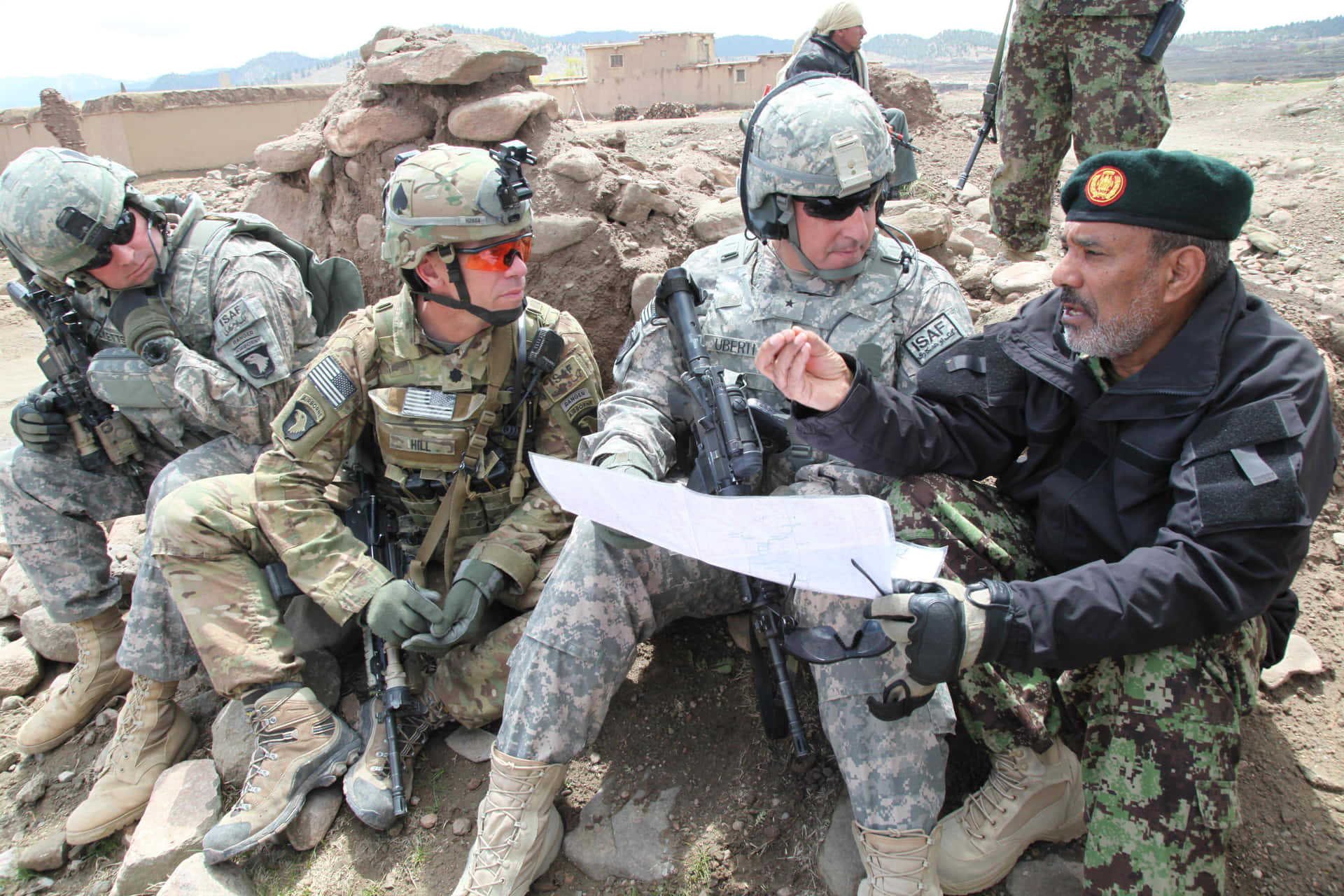 Hombresen Uniforme Militar Recibiendo Instrucciones Fondo de pantalla