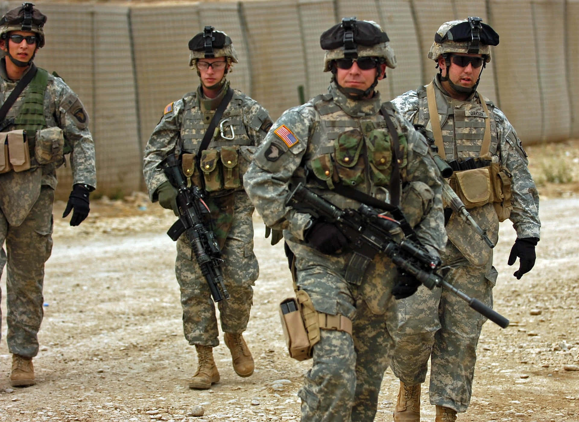Stolzfliegende Amerikanische Soldaten Die Us-flagge Wallpaper