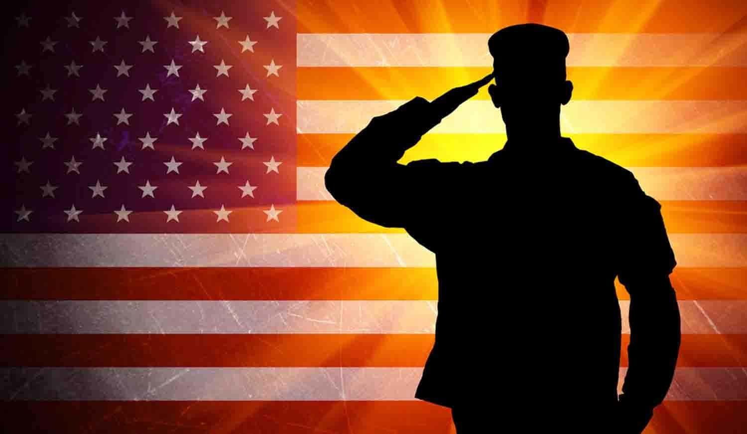 Ensilhuett Av En Soldat Som Saluterar Framför En Amerikansk Flagga Wallpaper