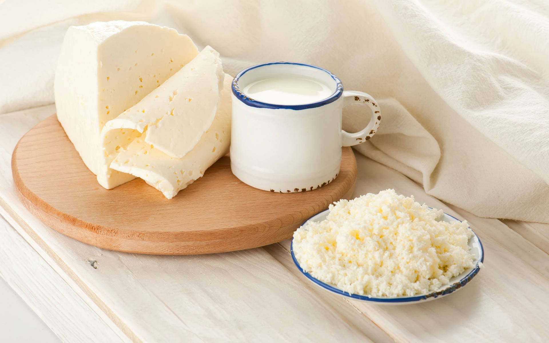 Mælk og hvid ost på et bord Wallpaper