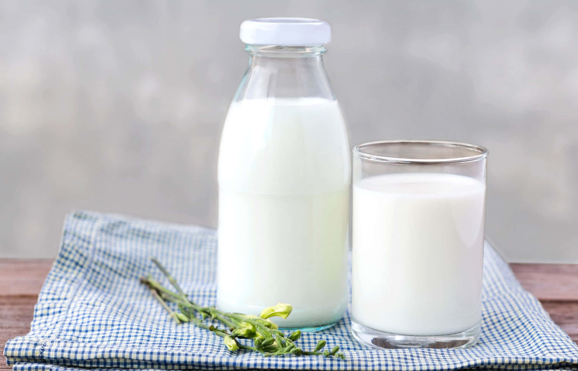 Einglas Milch Und Eine Flasche Milch Auf Einem Tisch.