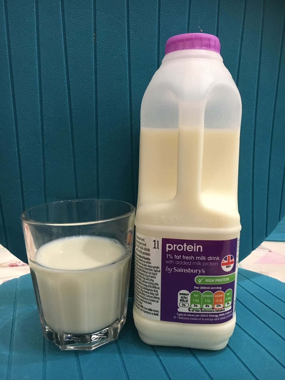 Einglas Milch Neben Einer Packung Proteinmilch