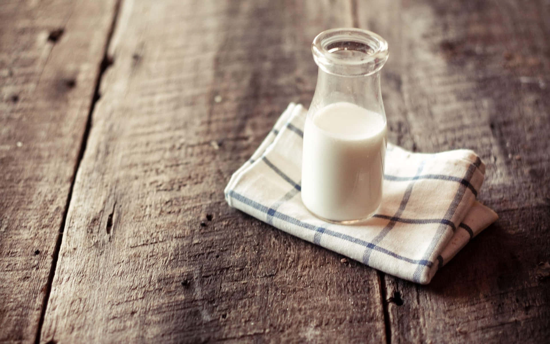Eineglasflasche Milch Auf Einem Holztisch