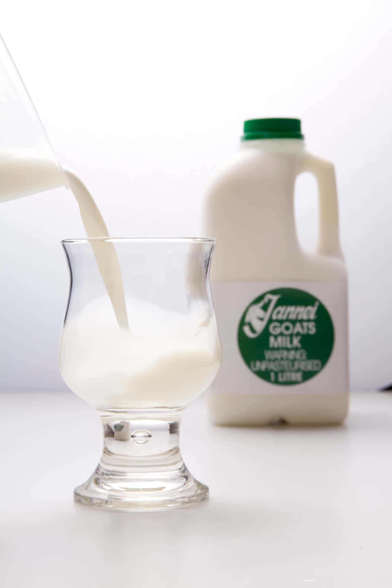 Einglas Milch Wird In Ein Glas Gegossen.