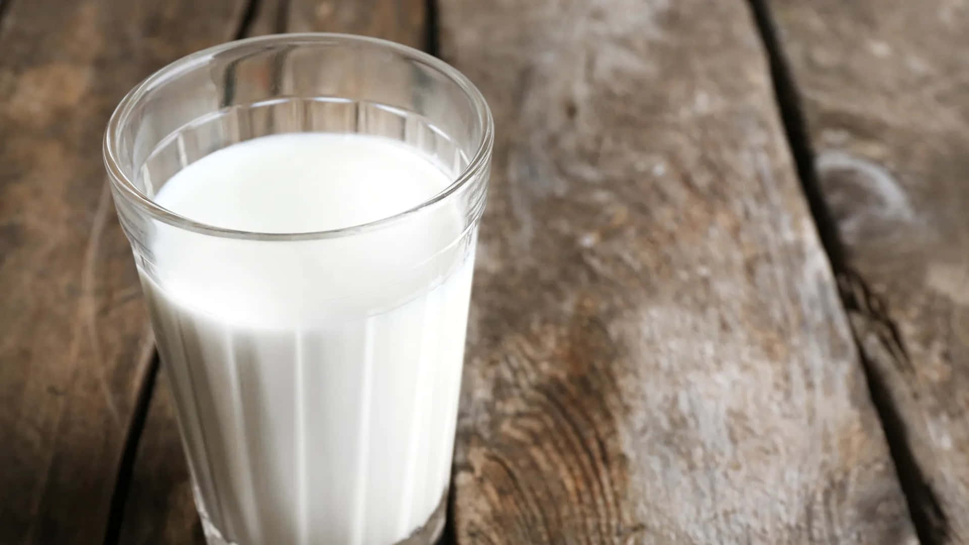 Einglas Milch Auf Einem Holztisch.