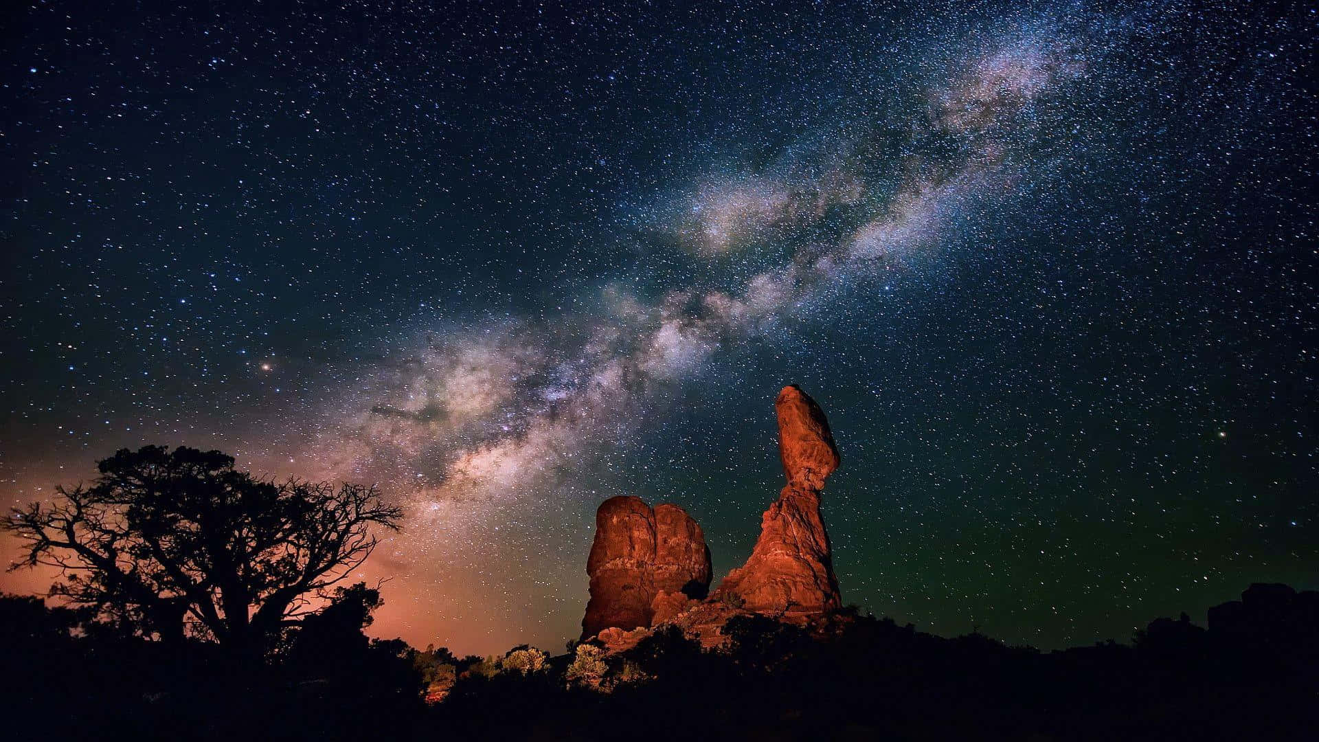 Desfrutede Uma Vista Fascinante Do Céu Noturno, Com A Via Láctea Visível.