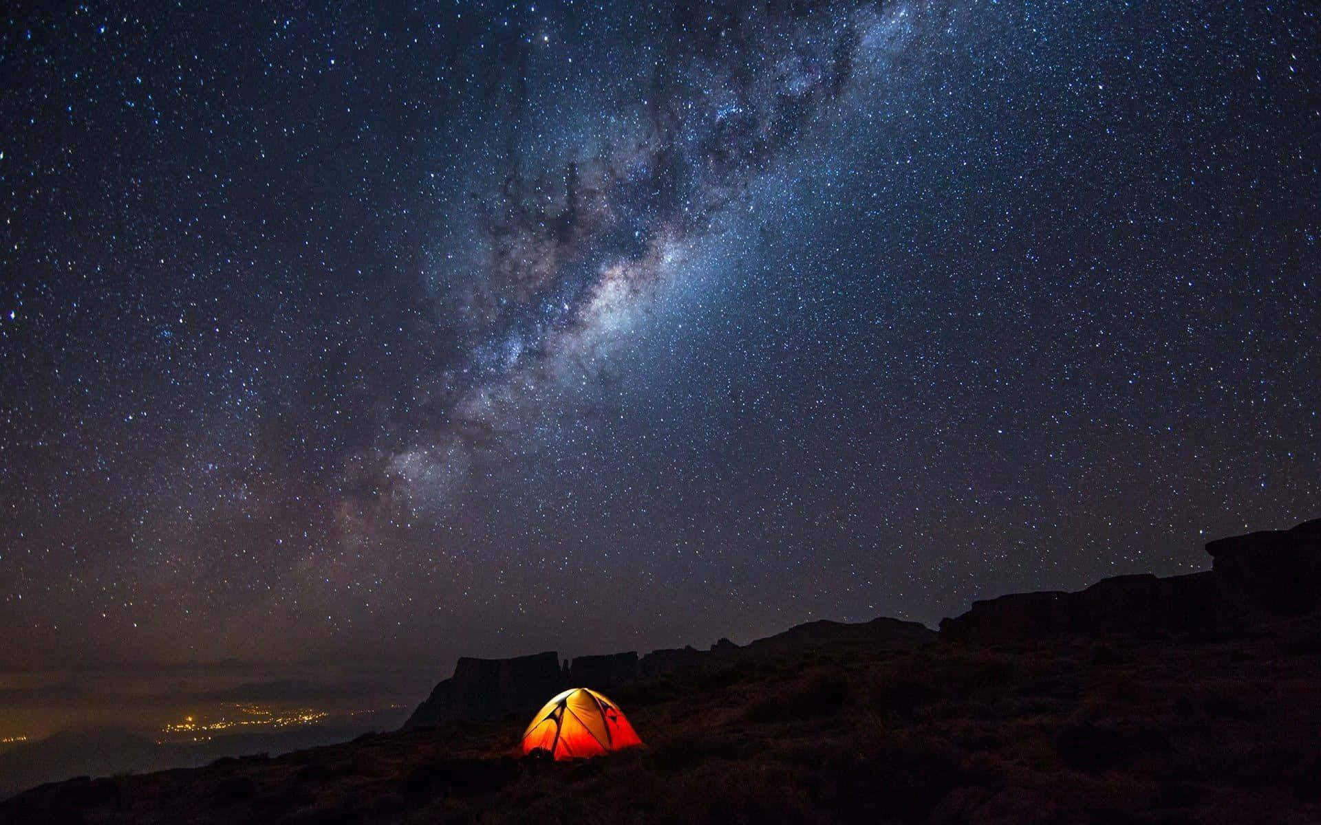 Stilheden om natten med den himmelske himmel rumfartøj ved et bjerg lejr. Wallpaper