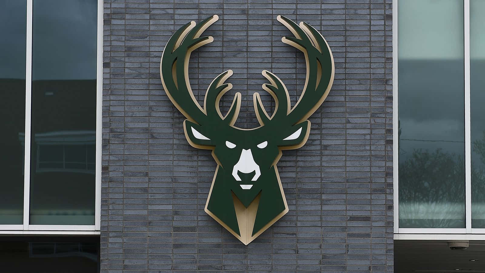 Logotipodo Milwaukee Bucks Na Lateral De Um Prédio. Papel de Parede