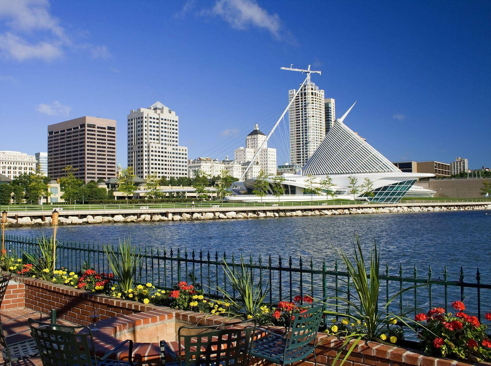 A Stunning View Of Milwaukee's Bayfront Park Wallpaper