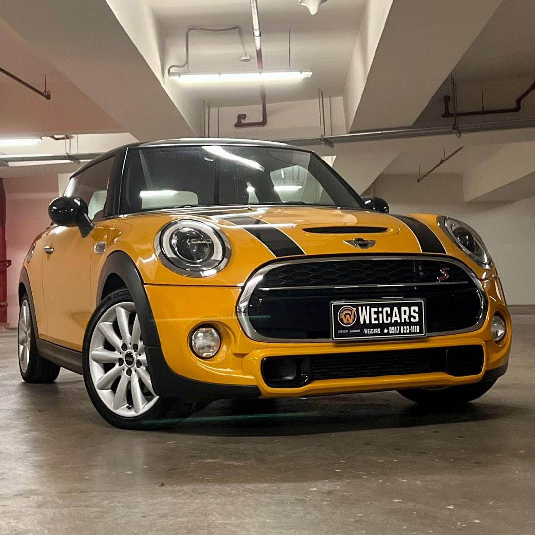 Mini Black And Yellow In Parking Lot Wallpaper