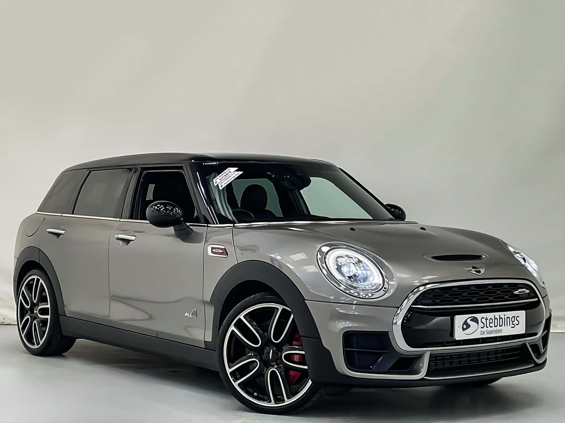 Sporty and stylish Mini Cooper S Clubman All4 in action Wallpaper
