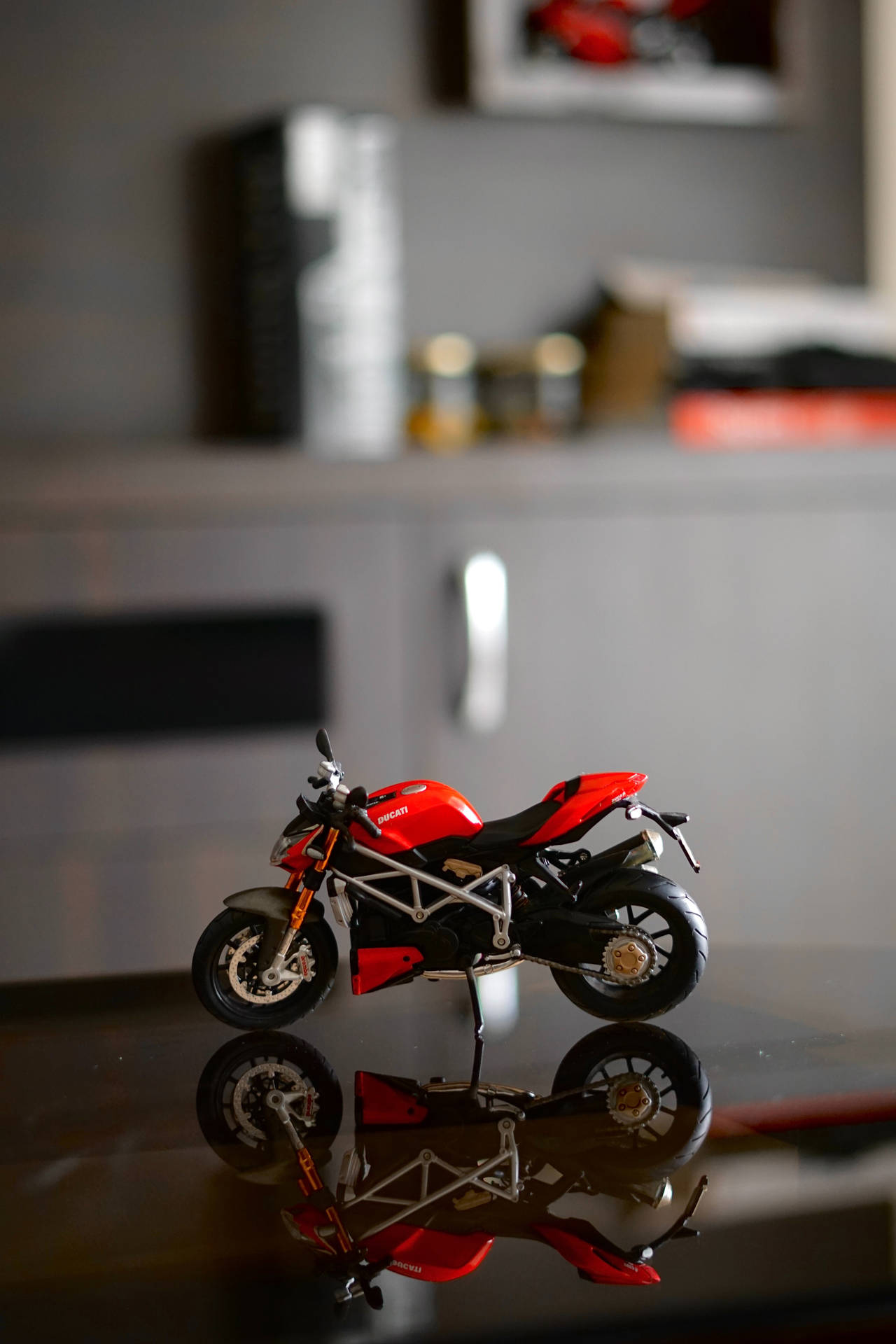 Miniaturade Uma Moto Ducati Vermelha Em Modelo De Brinquedo Para Papel De Parede De Computador Ou Celular. Papel de Parede