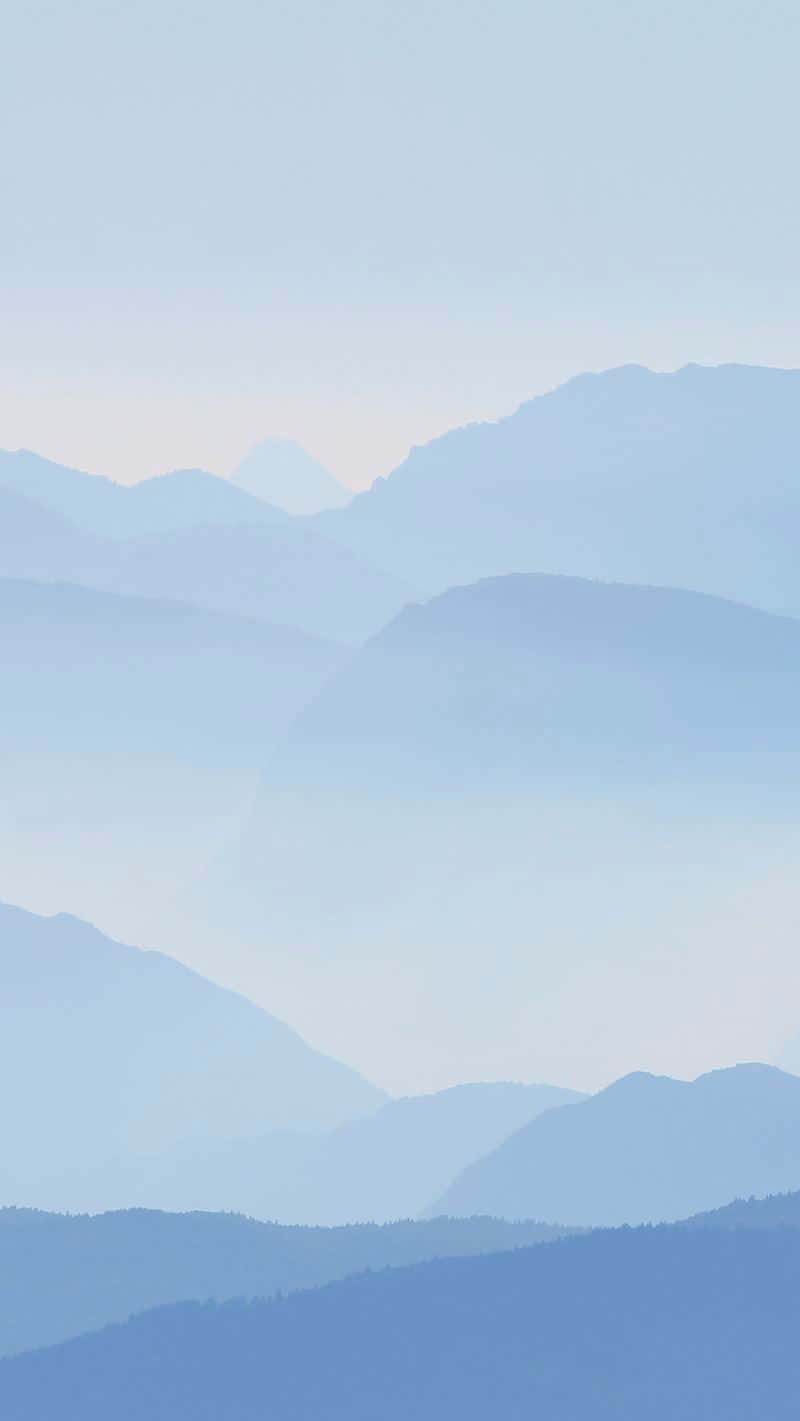 Einblauer Himmel Mit Bergen Im Hintergrund. Wallpaper