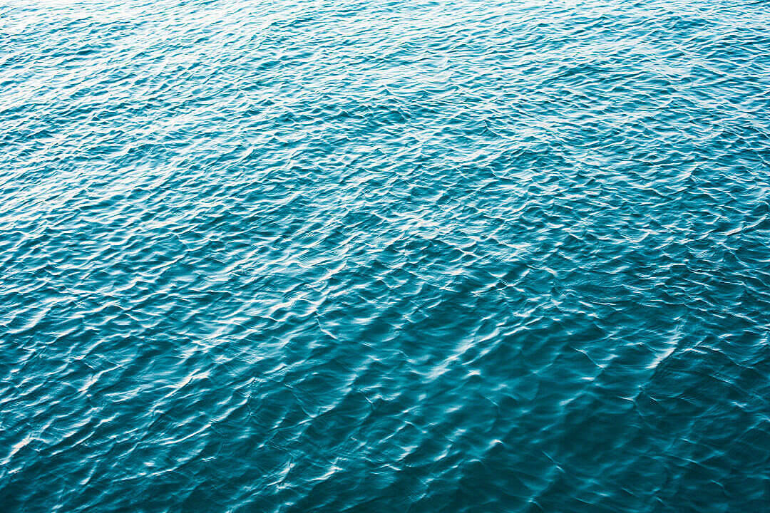 Minimalistischesästhetisches Desktop-hintergrundbild Mit Beruhigendem Blauen Meer Wallpaper