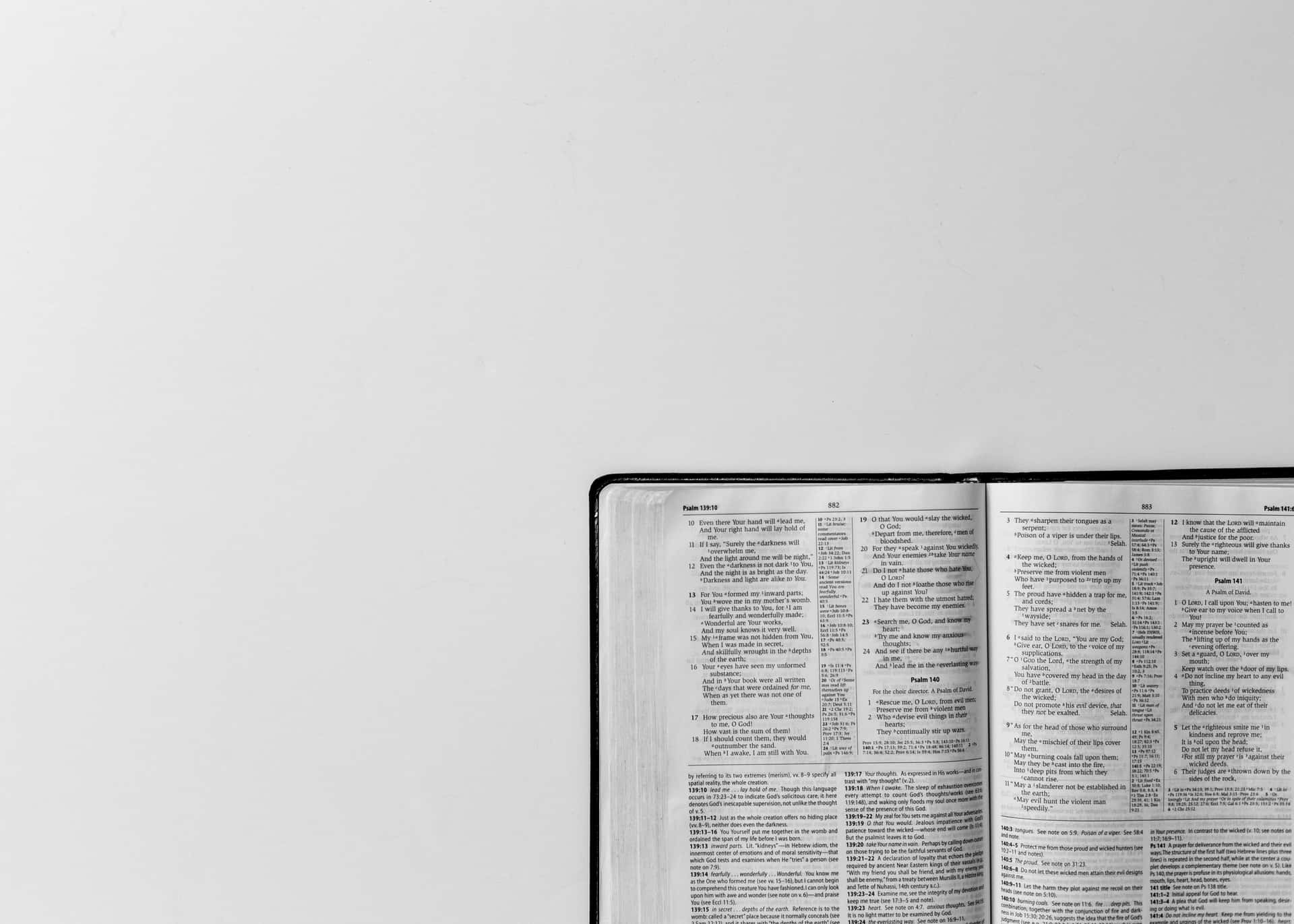 Taucheein In Die Minimalistische Bibel Und Nutze Das Beste Aus Deinem Lernerlebnis. Wallpaper