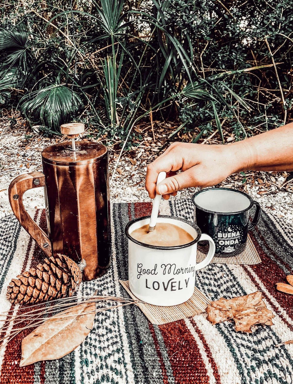 Een Serene Minimalistische Camping Setup Achtergrond