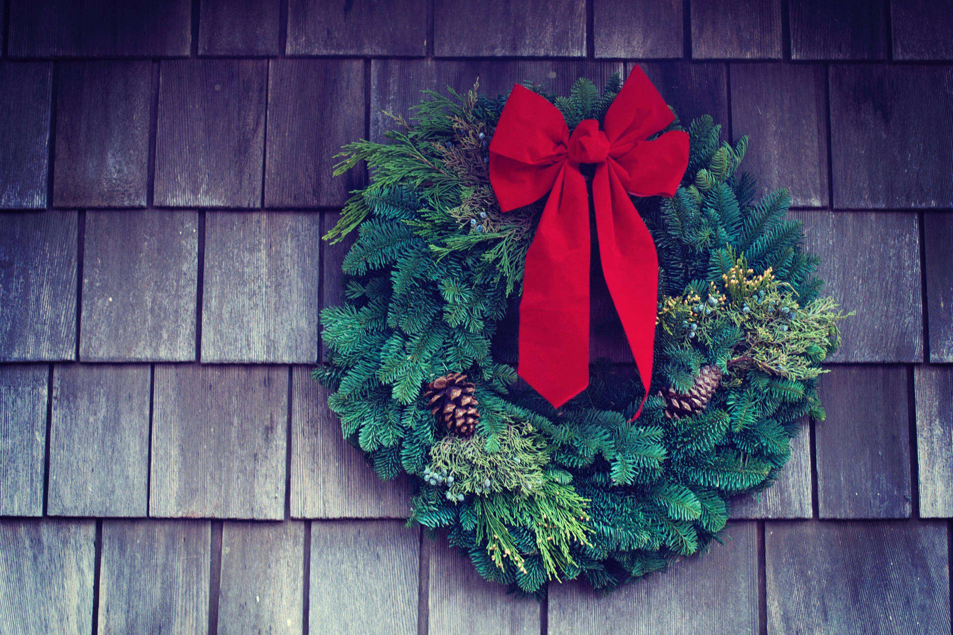 Minimalist Christmas Wreath Wallpaper