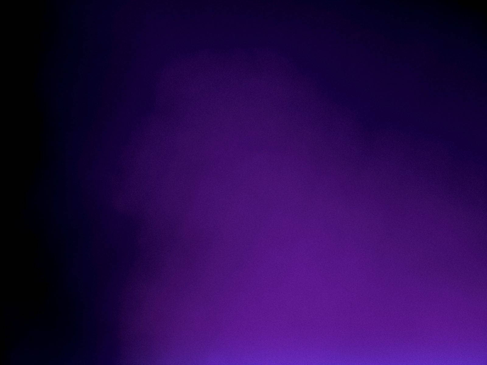 Minimalistisk Mørk Violet Gradient med sutble Røde Lysbånd Wallpaper