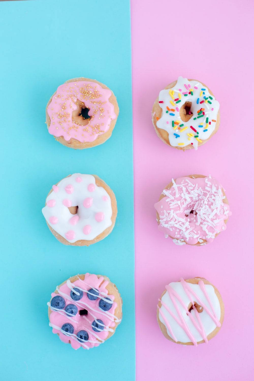 Minimalistisk Doughnuts Med Kandis Regnbue Tapet Wallpaper