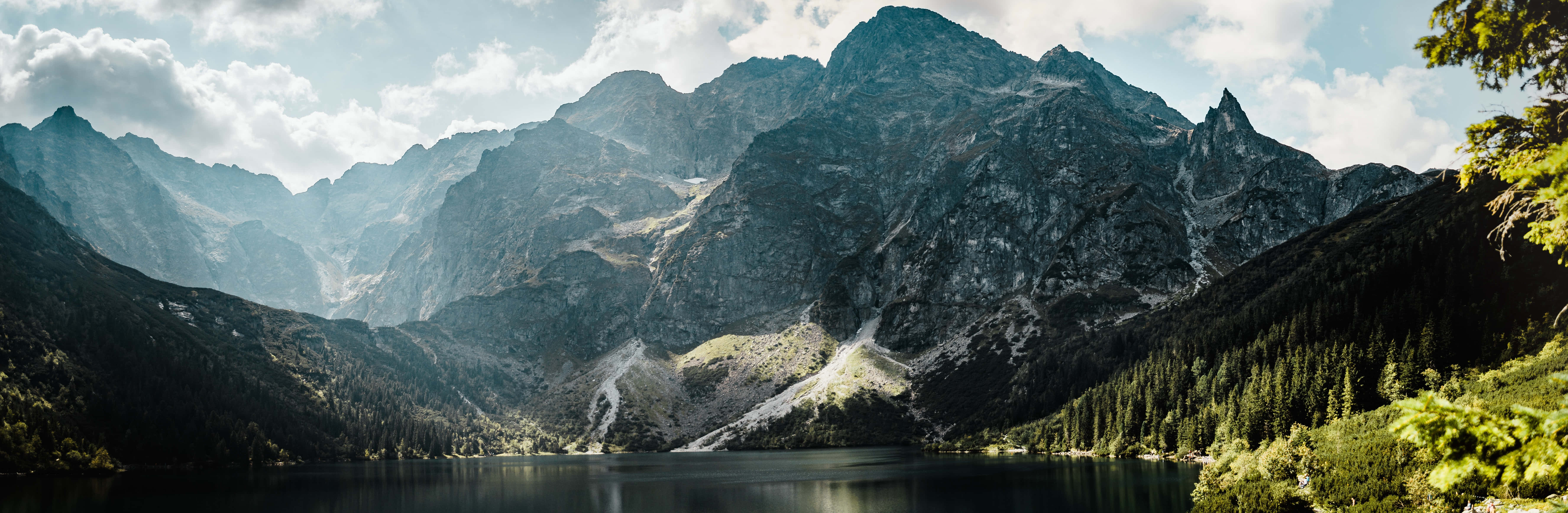 Unacadena Montañosa Con Un Lago Al Fondo Fondo de pantalla