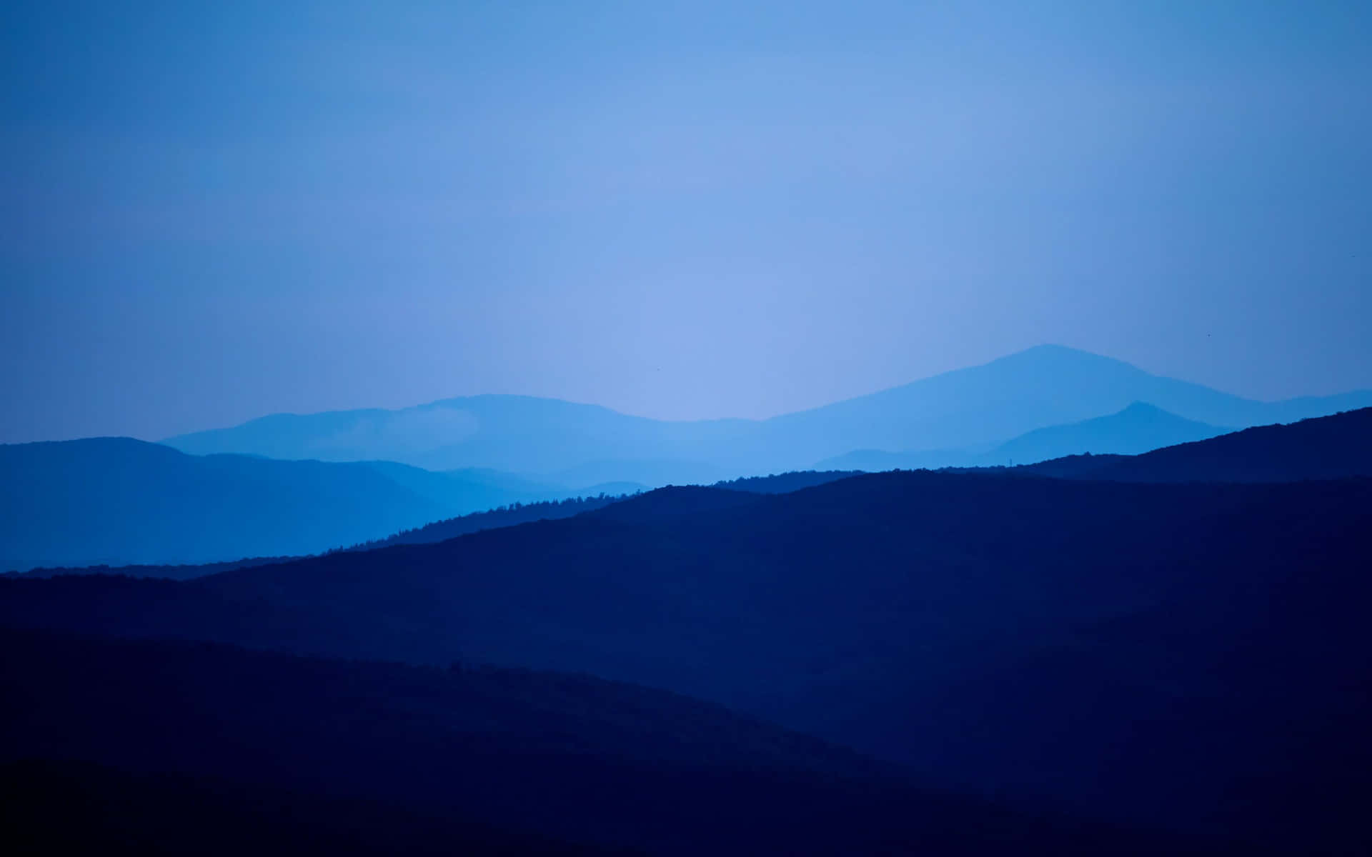 Artede Montañas Minimalista Con Temática Azul. Fondo de pantalla
