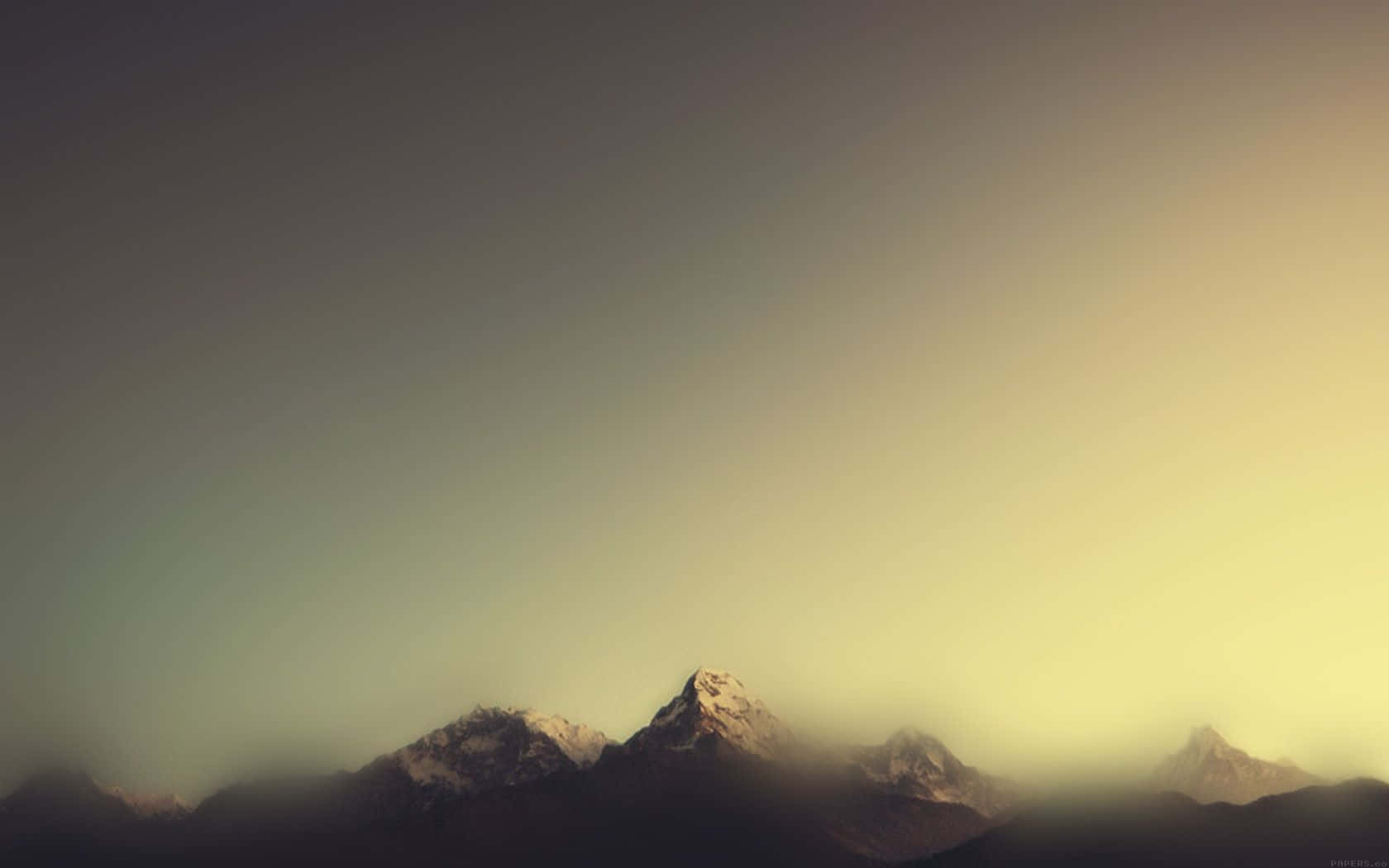 Omfav Naturens Skønhed med minimalistisk bjerg Wallpaper
