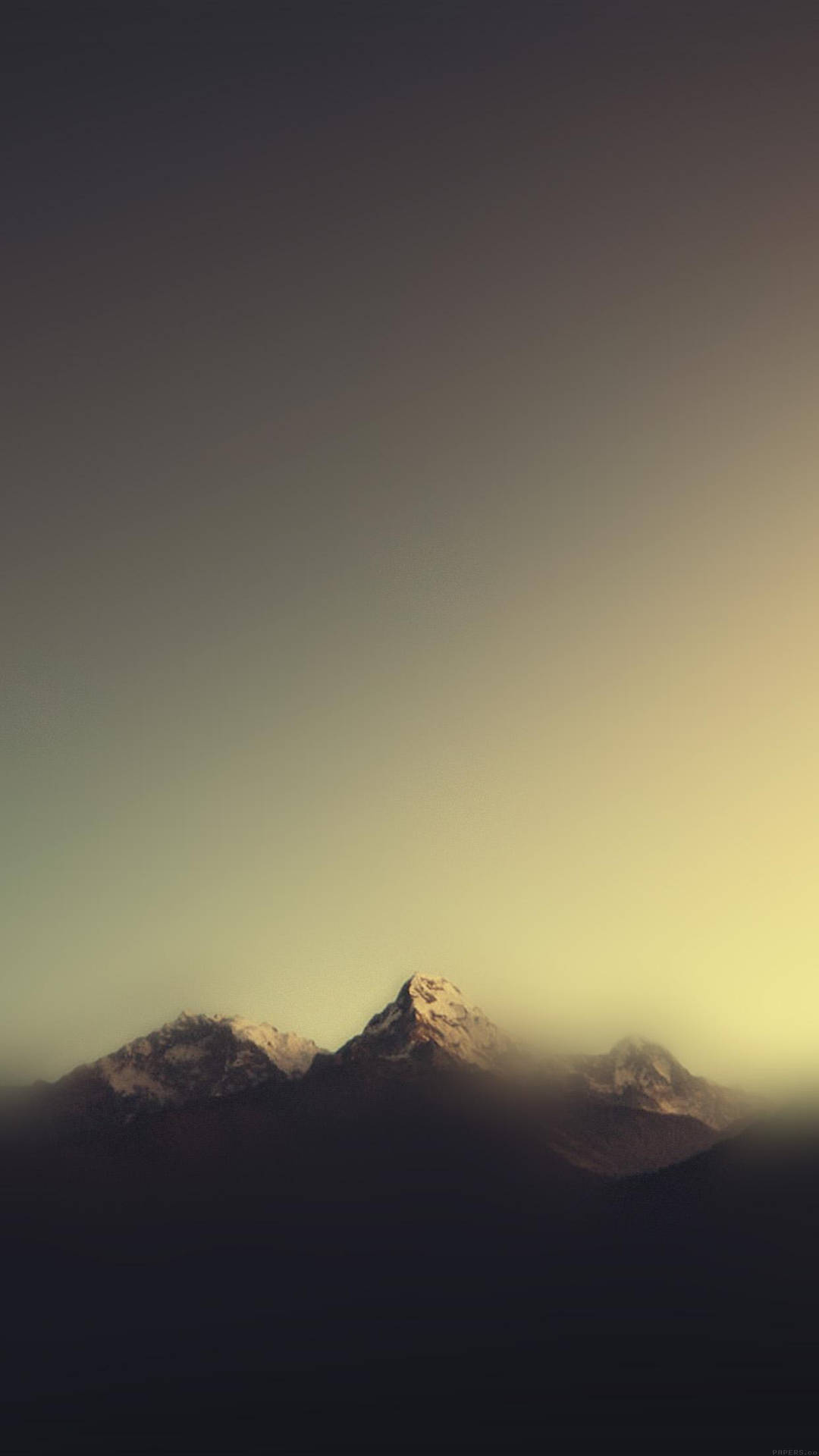 Montañabrumosa De La Naturaleza Minimalista. Fondo de pantalla