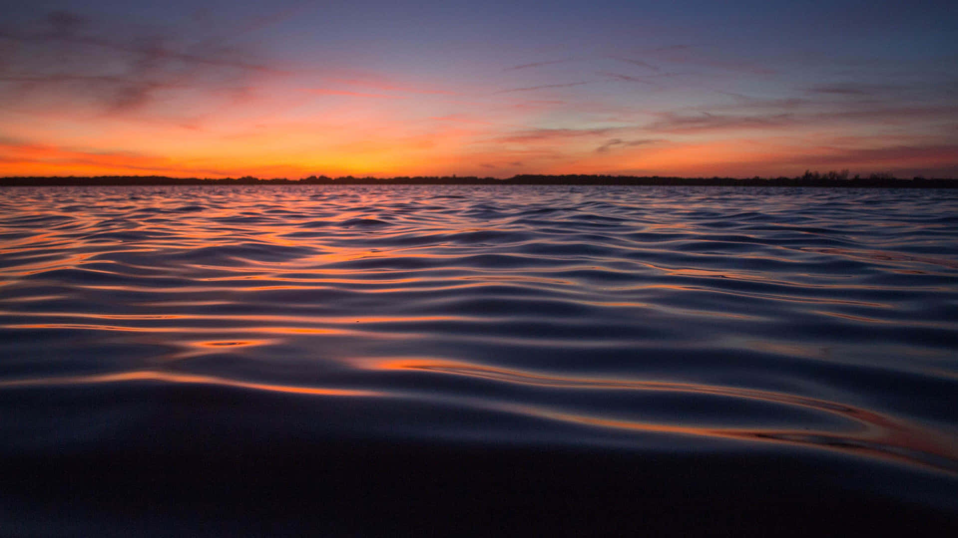 Tranquil Minimalist Ocean Scene Wallpaper