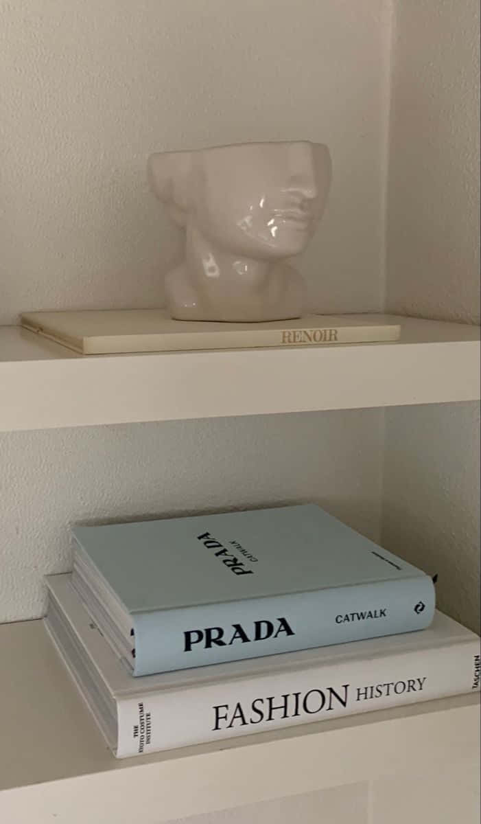 Minimalistische Plank Weergave Met Modeboeken En Sculptuur Achtergrond