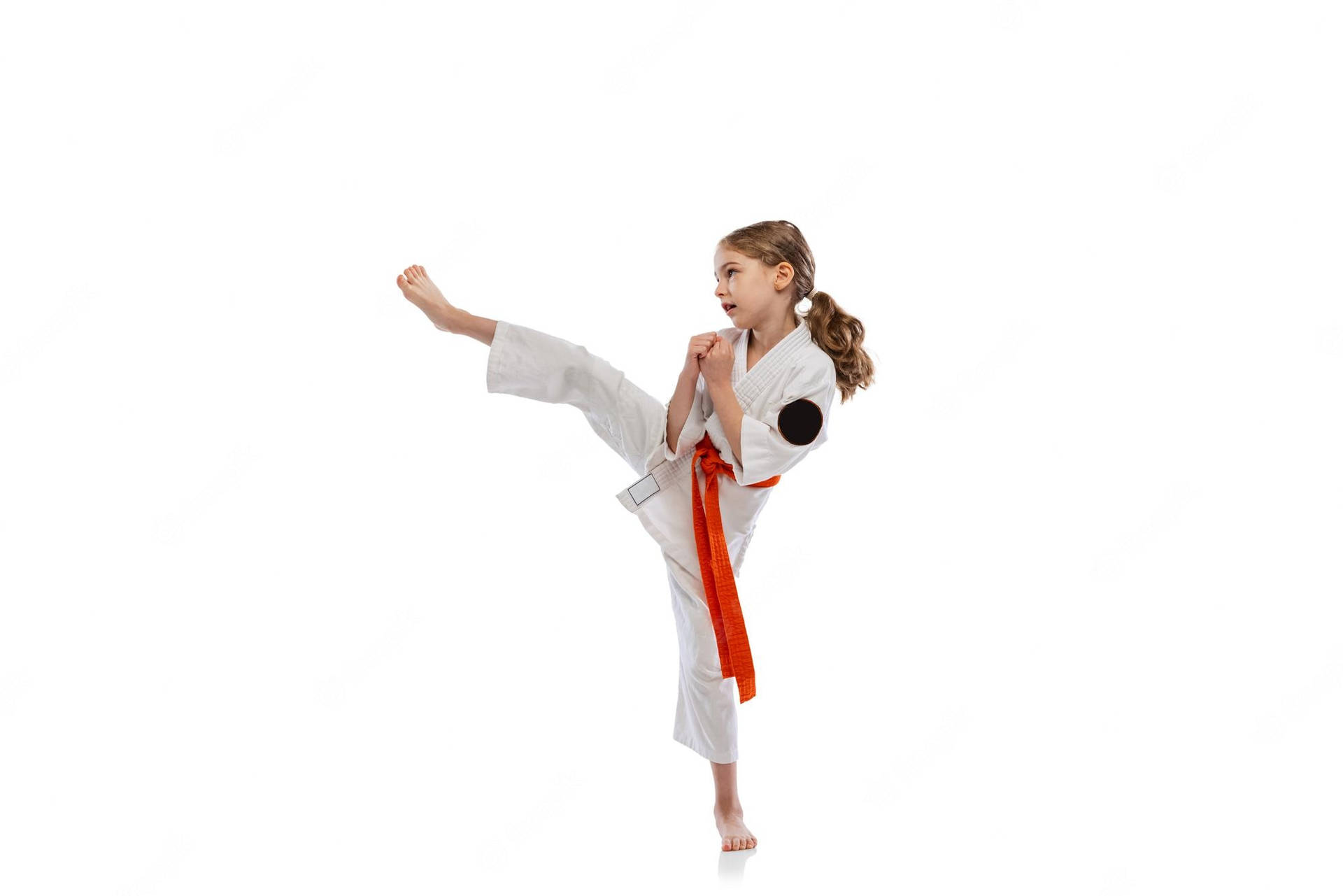 Chicaminimalista De Taekwondo En Pose De Patada Lateral. Fondo de pantalla