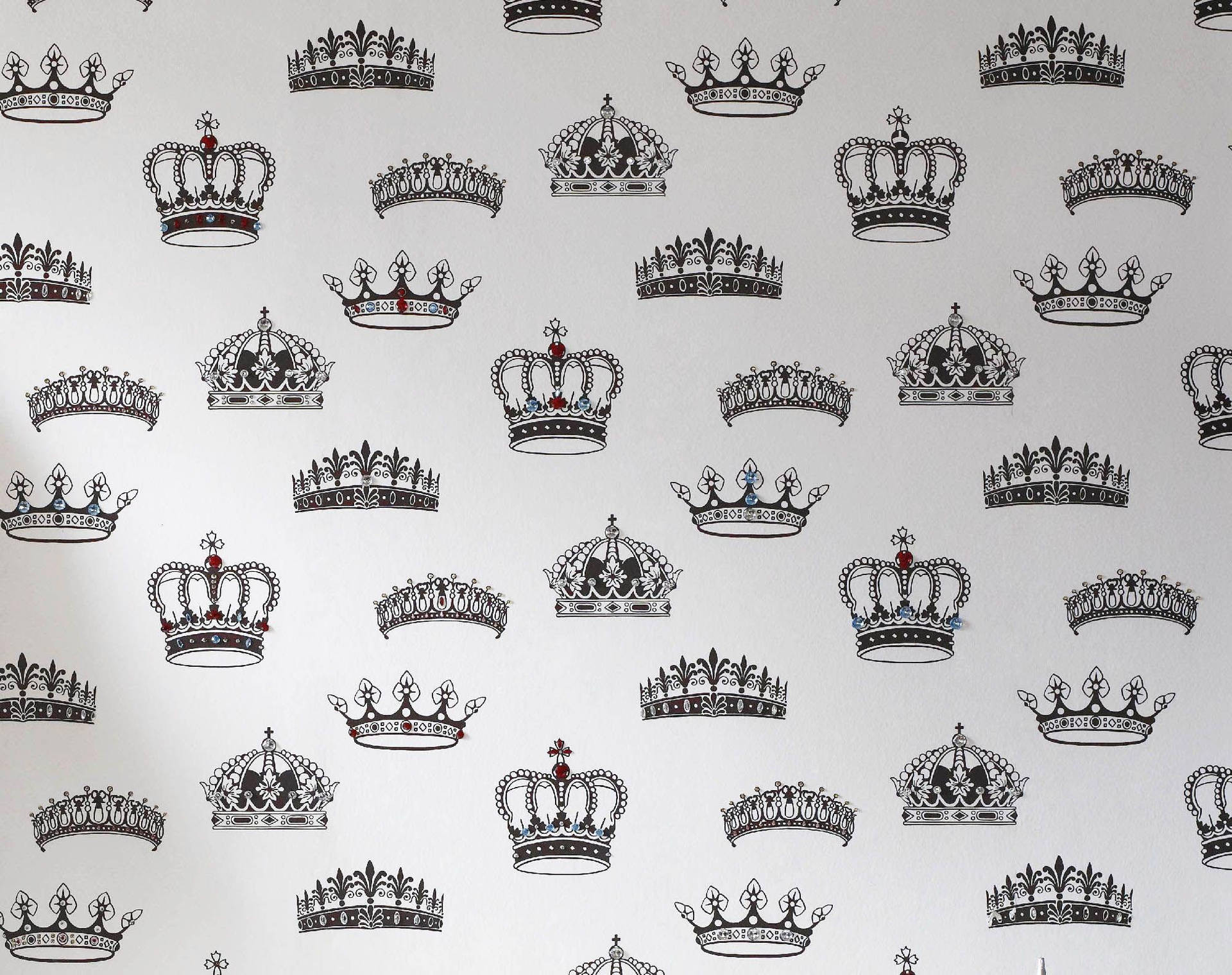 Minimalistic Royal Crown Pattern Wallpaper