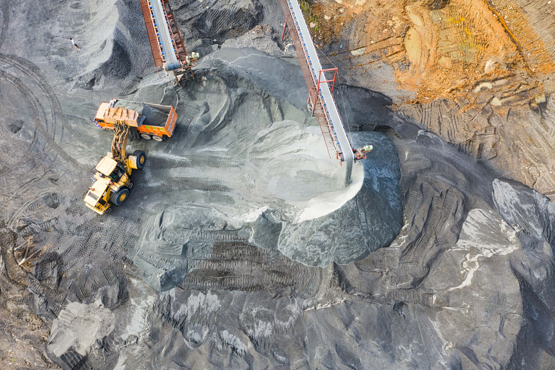 Bergarbeitergräbt In Einem Unterirdischen Bergwerk Nach Kohle.