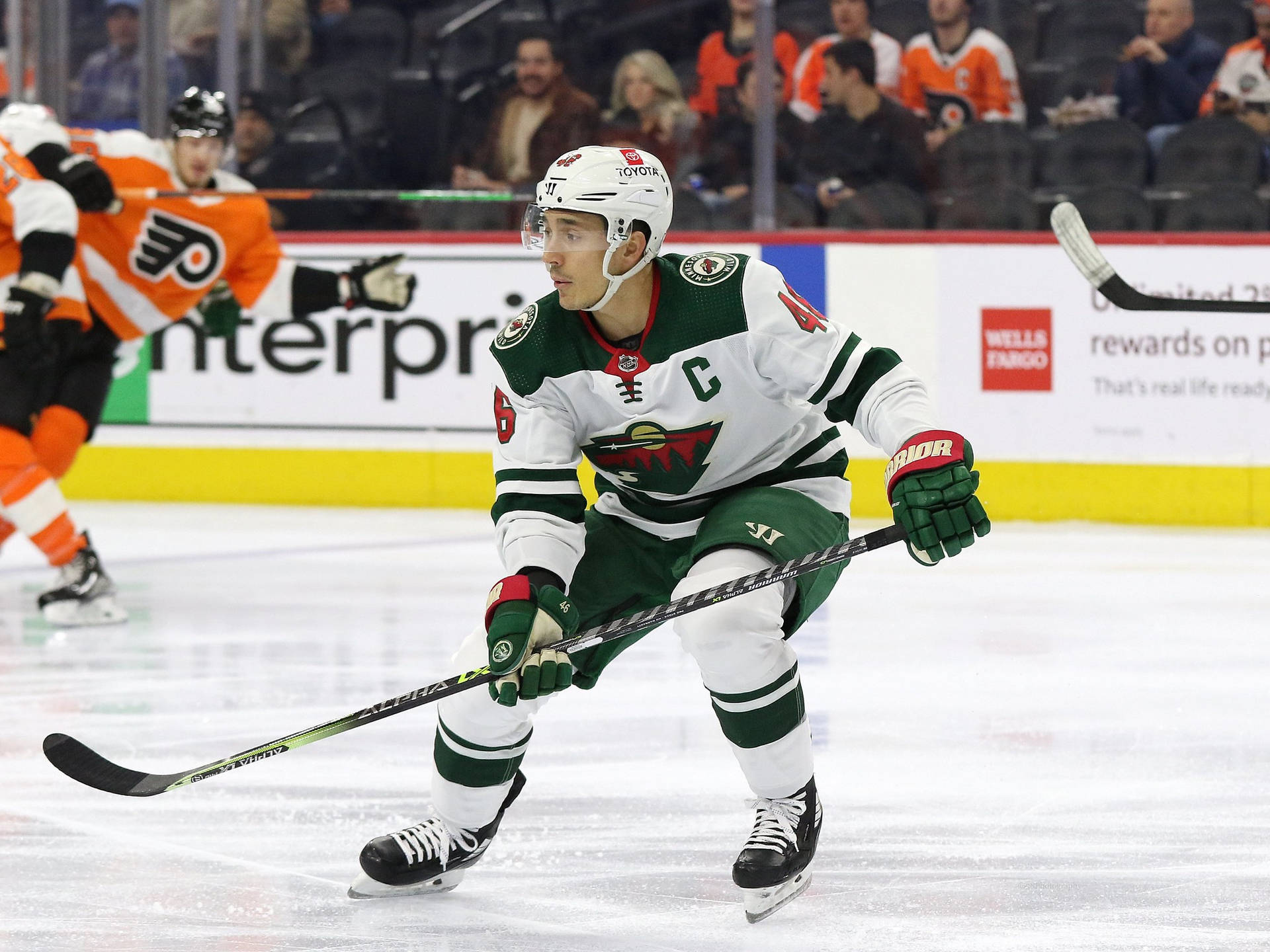 Minnesotawild Defensa Jared Spurgeon Contra Philadelphia Flyers Fondo de pantalla