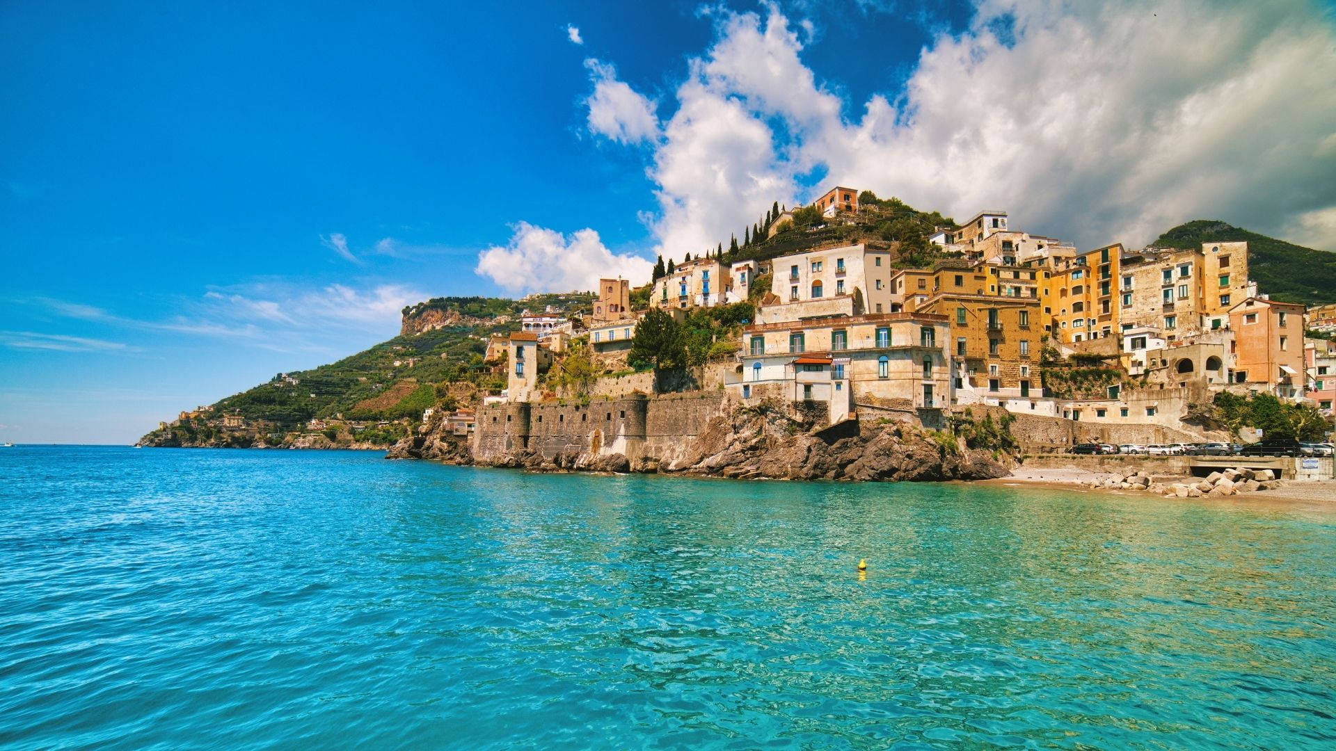 Vista A Distancia De Minori Village En La Costa De Amalfi. Fondo de pantalla