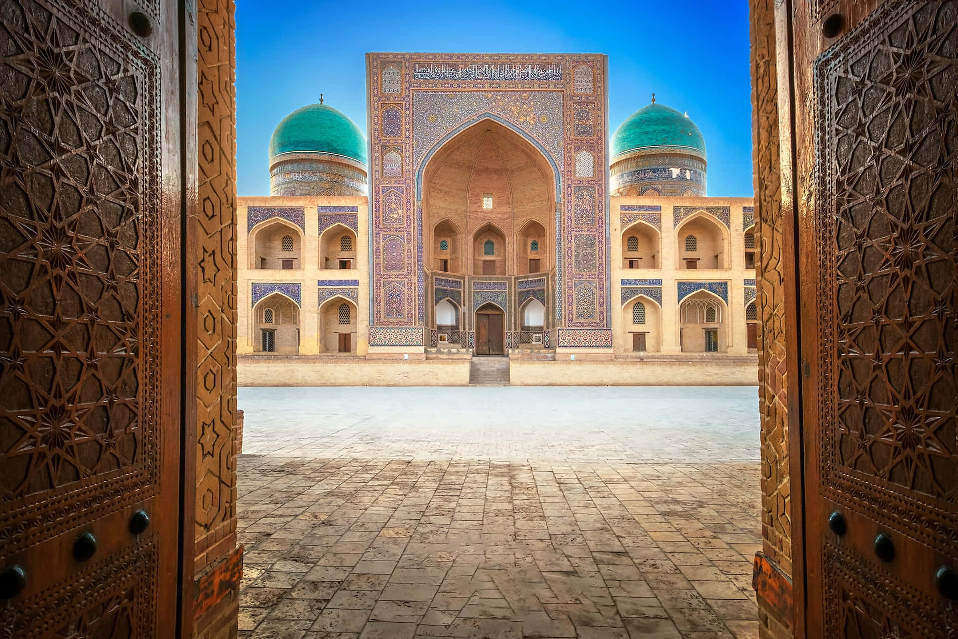 Miri-arab Madrasa Vista Desde Las Puertas De Bukhara. Fondo de pantalla