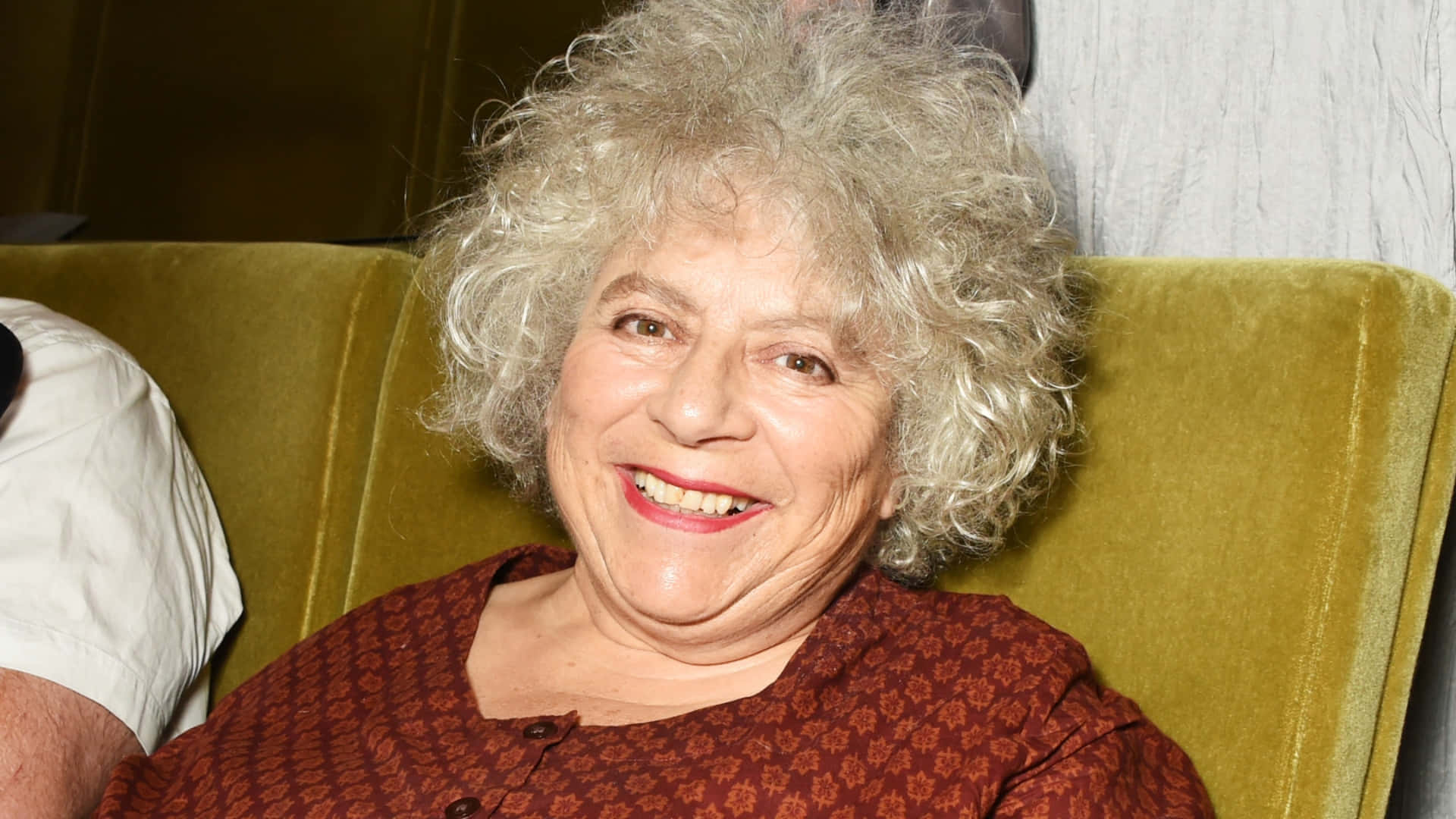 "miriam Margolyes In A Candid Moment" Wallpaper
