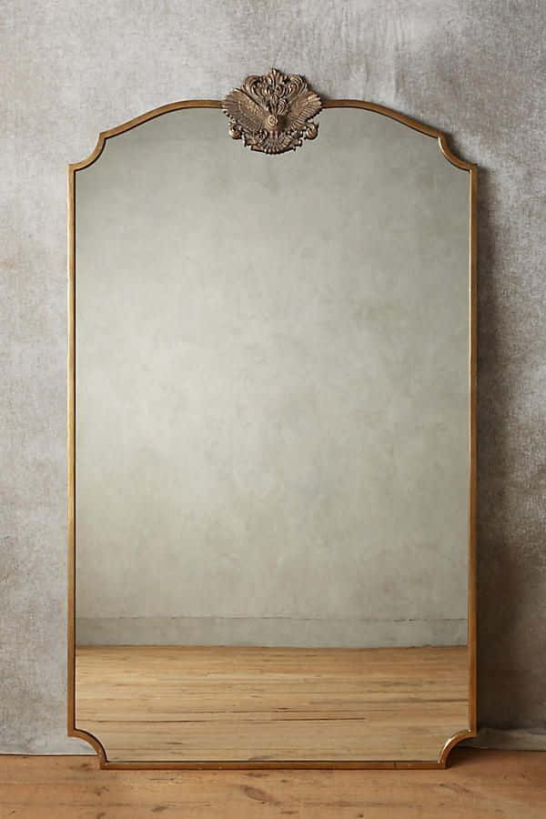 Enguldig Spegel Med En Blommig Design På Den