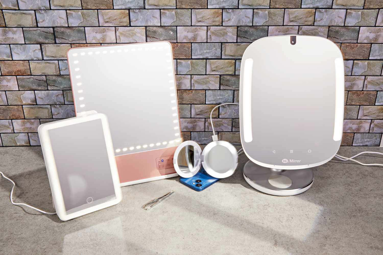 Einbadezimmer Mit Einem Spiegel, Telefon Und Anderen Gegenständen.
