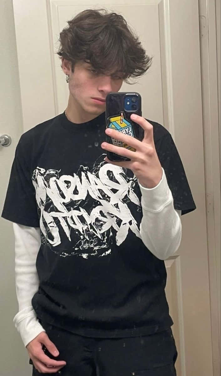 Mirror Selfie Teenagerin Black Wallpaper