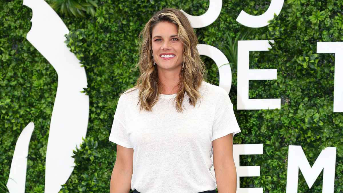 Missy Peregrym Smilingat Event Wallpaper